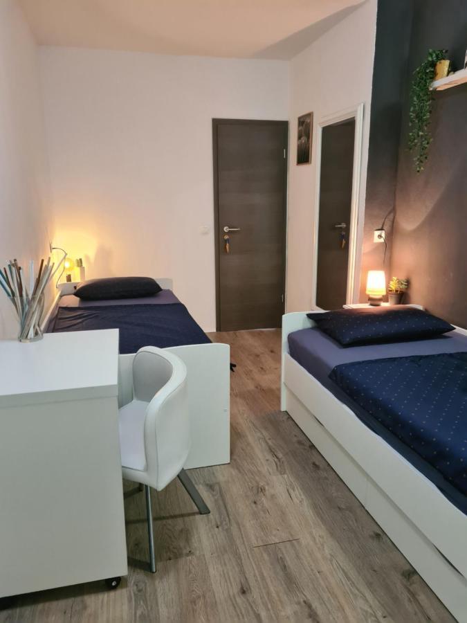Zweibettzimmer mit Bad