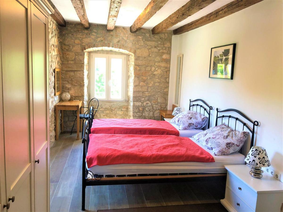 Zweibettzimmer mit Dusche